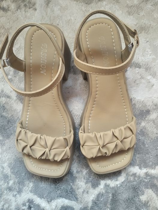 Босоножки новые 37 размер, маломерка