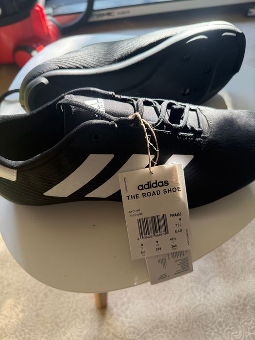 Обувки Адидас и обувки Ardvep за шосейно колоездене