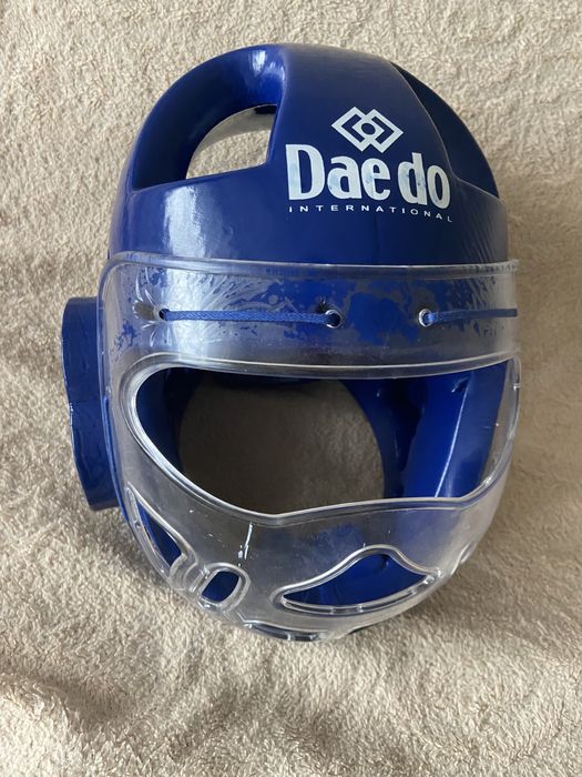 Шлем со стеклом для смешанных единоборств