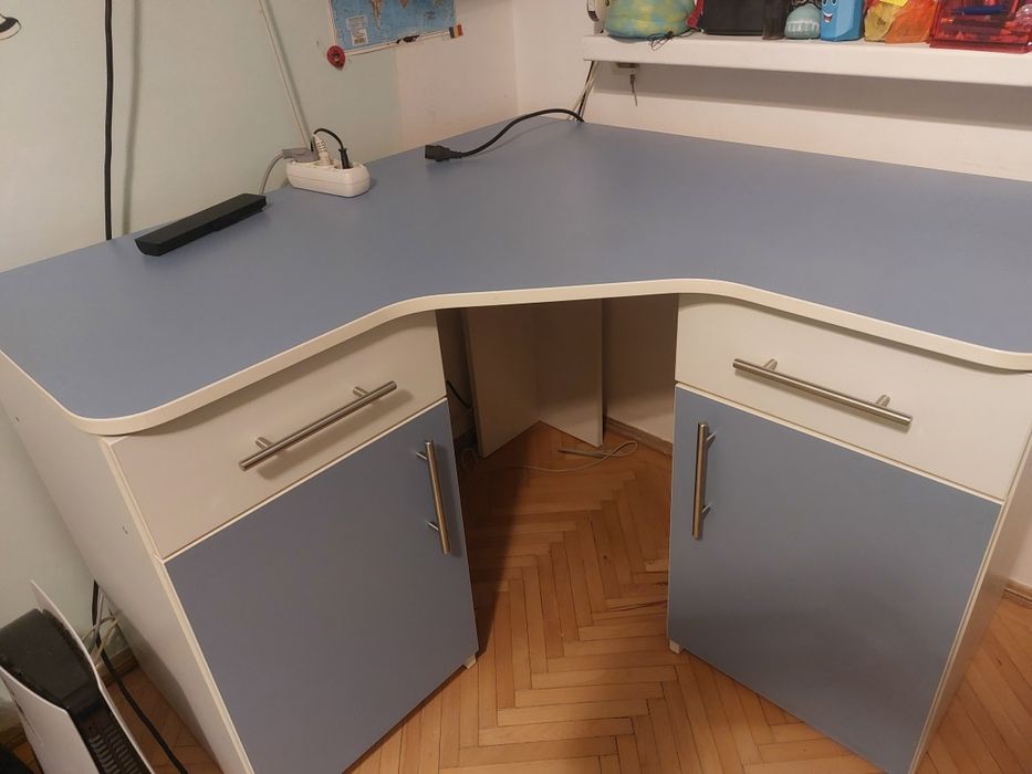 Birou pe colt, realizat  la comanda,