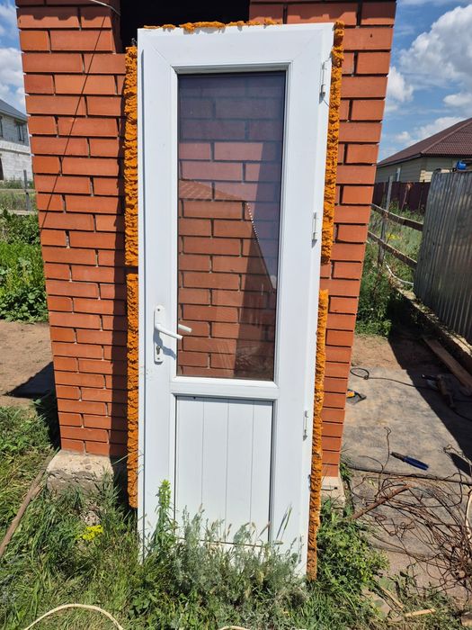 Продам  пластиковую дверь