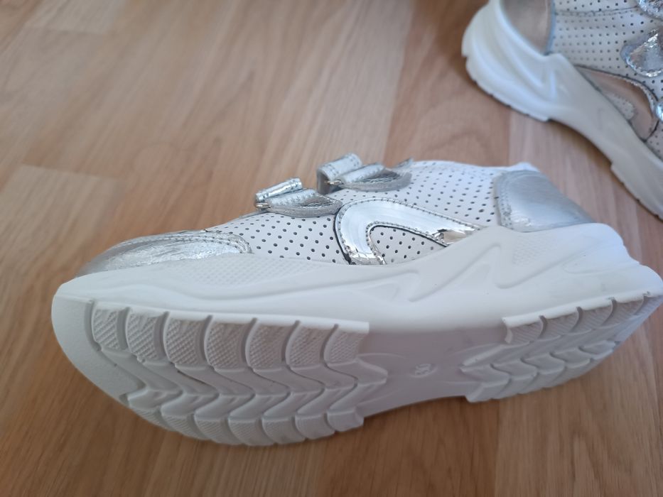 Кроссовки для девочки.