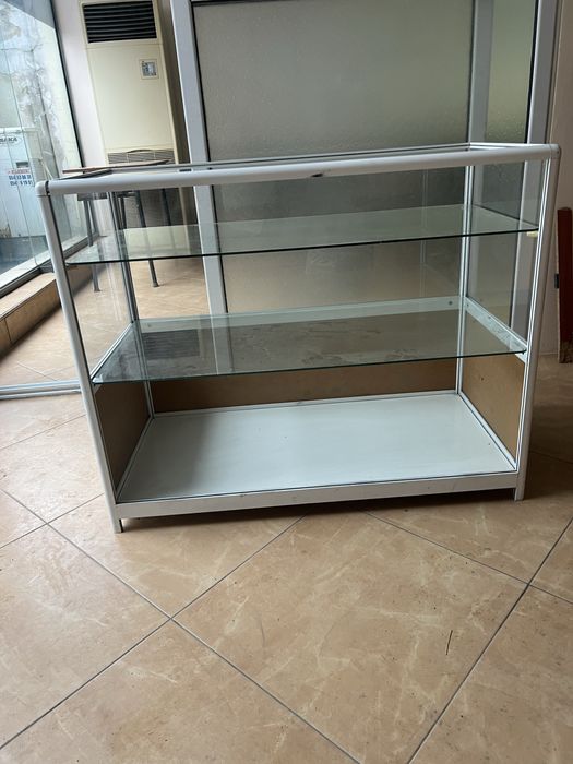 Стъклена витрина