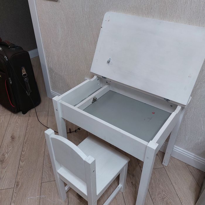 Детский стол со стулом, 2 стеллажа Икея