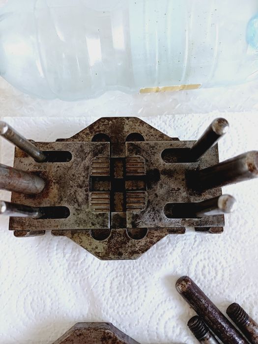 Пресформа за отливане  пластм. крепежни елементи за мебели търговско