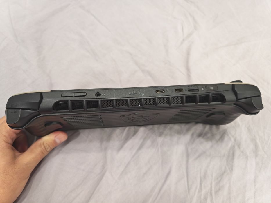 Продавам Msi claw 8 ai+ handheld
