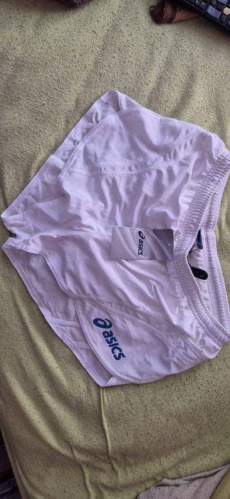 Vand pantaloni scurti de atletism, firma asics.