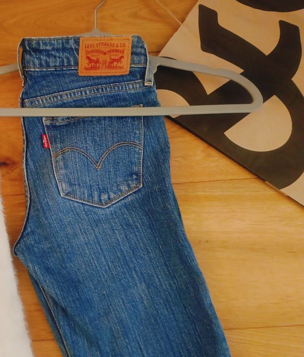 Levis , Дънки и кецове . Сет 65лв