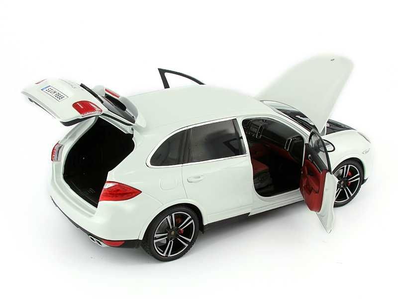 1:18 Porsche Cayenne turbo S white.