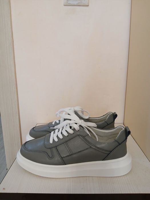 Кроссовки серые кожаные