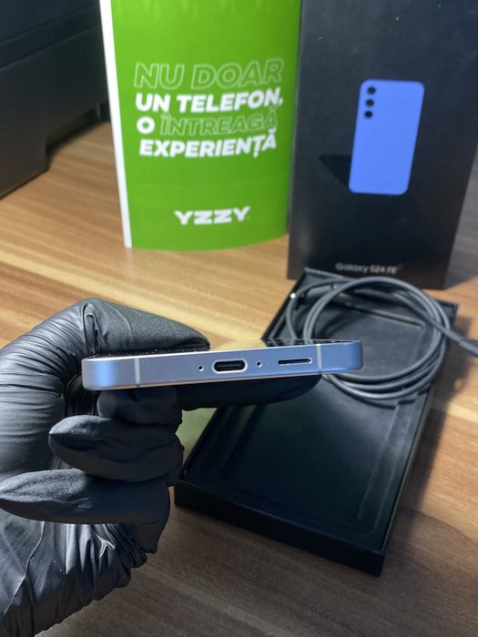 Samsung Galaxy s24 FE• 256 GB • Blue