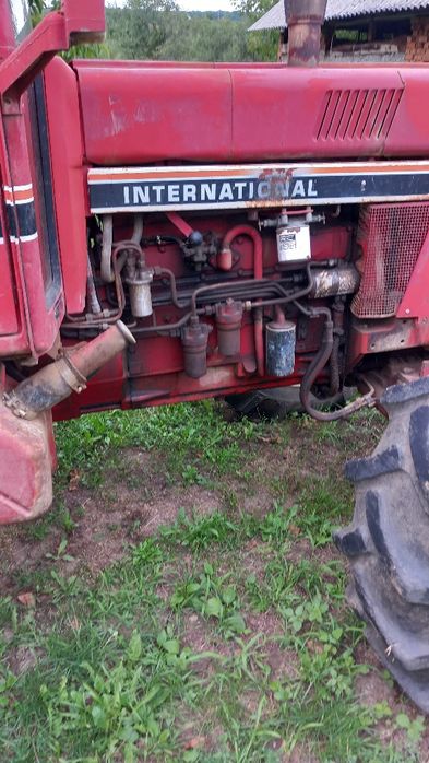 Vând tractor international 1056 xl și o combina class senator