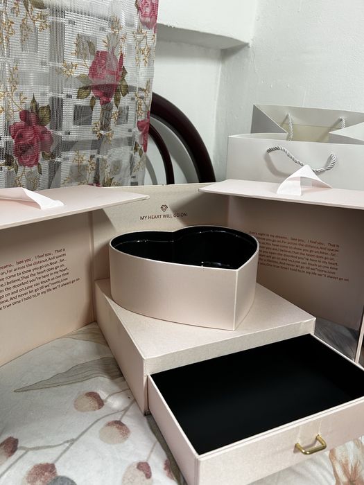 Подарочная коробка