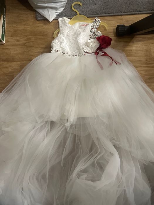 Детское платье белое со шлейфом