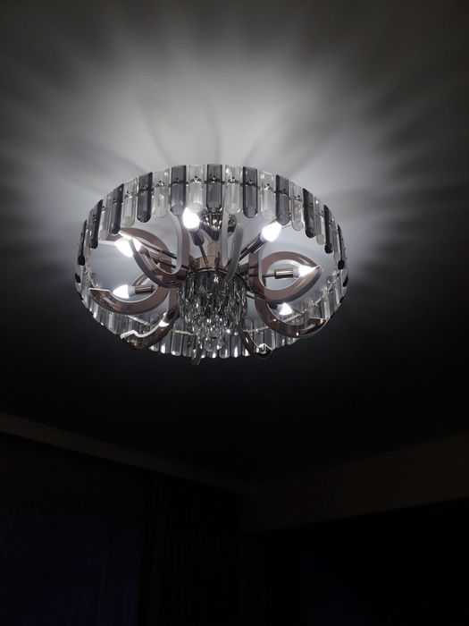 Продам  люстру    8 - ми   рожковую