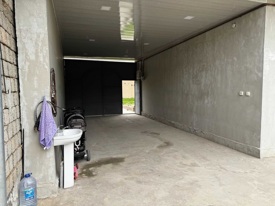 Nazarbek, Turkistonda uy sotiladi