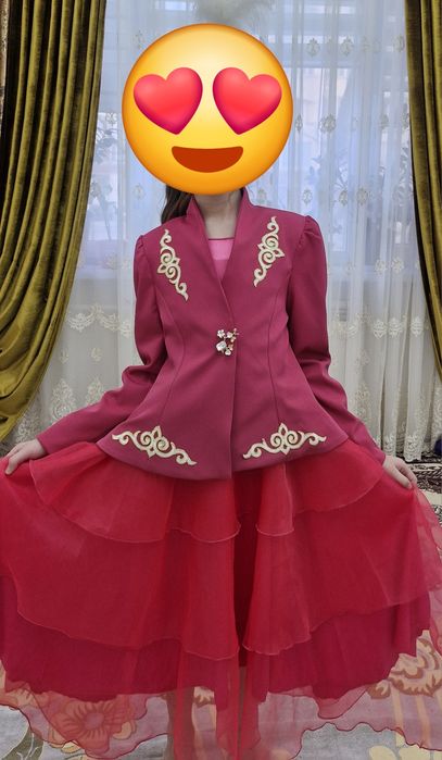 Продам платье с костю ом на 8 9 лет