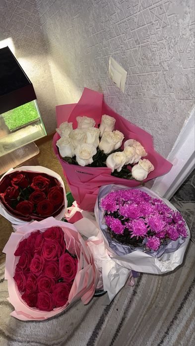 Свежие букеты роз и хризантем