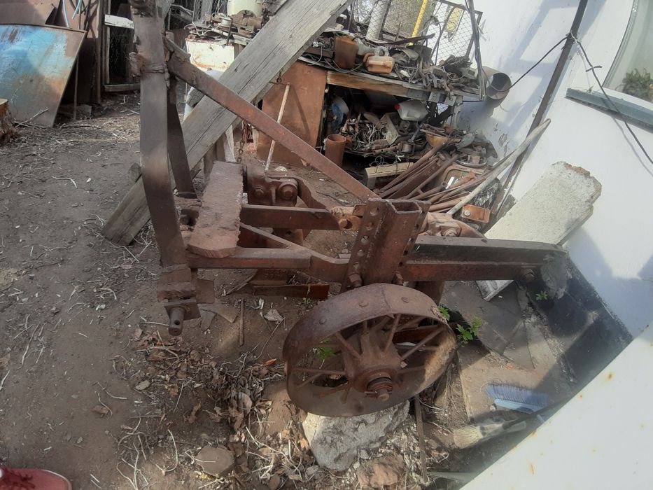 Продам  плуг срочно