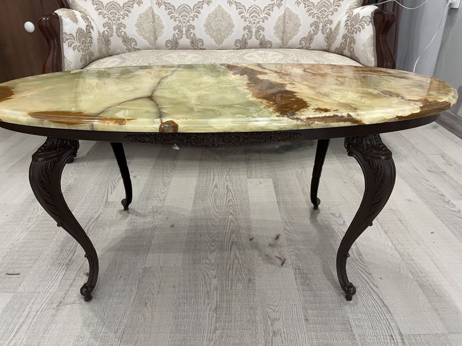 Холна маса с естествен камък оникс