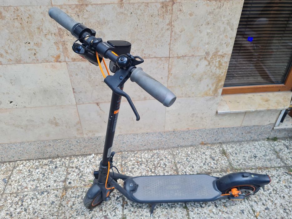 Електрическа тротинетка Ninebot KickScooter F40E