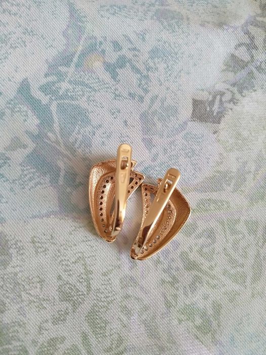 Золотые      серьги.