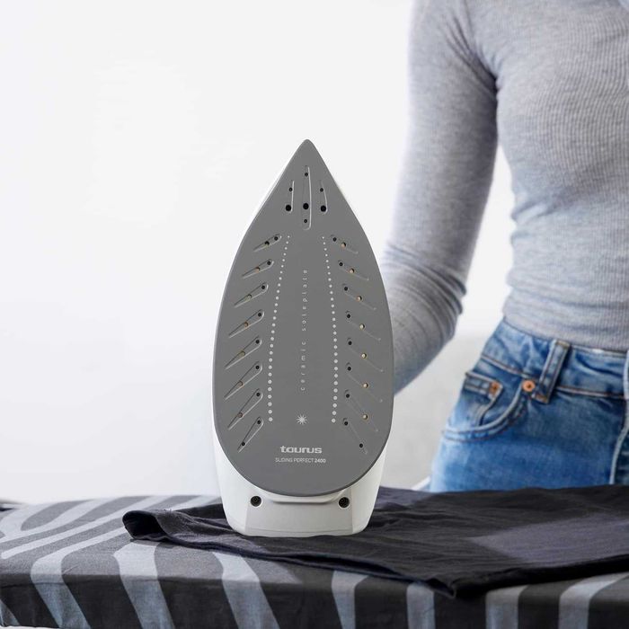 Парогенераторна ютия TAURUS Sliding Perfect 2400, удар от 250 g/min