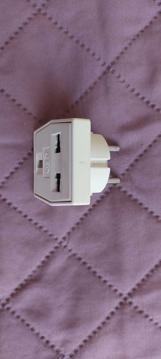 Компактен адаптор за европейски към британски стандарт