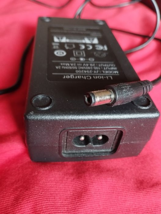 Încărcator hoverboard,trotineta,bicicleta electrică,etc,litiu24(29,4V)