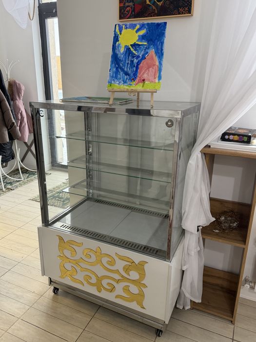 Продам холодильную витрину