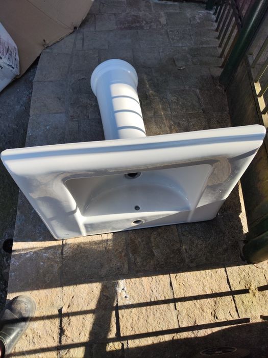 Порцеланова мивка за баня Roca