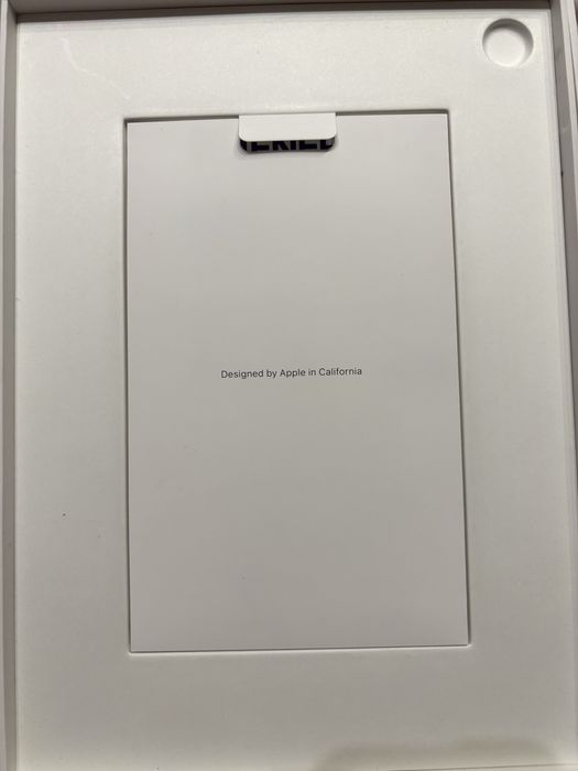 Продавам iPad (A16) WiFi 128 GB Silver – като нов, с аксесоари