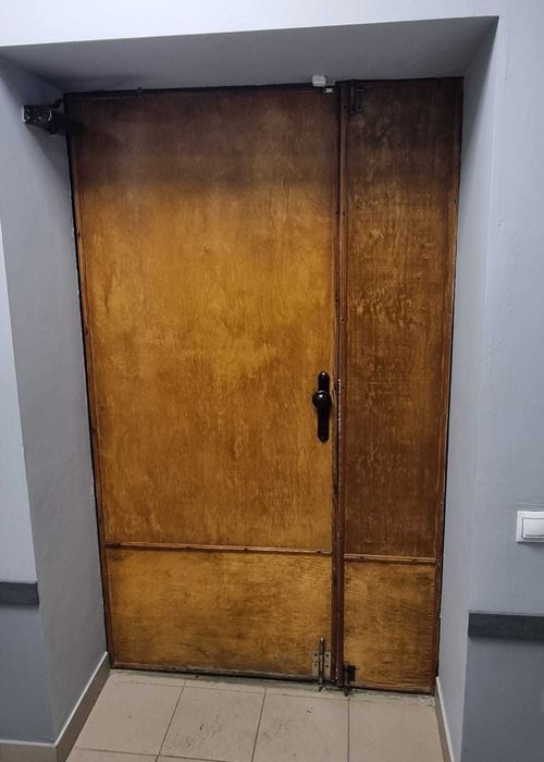 Продам двери входные, двустворчатые. Срочно. Торг