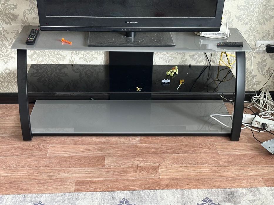 Продам тумбу под телевизор