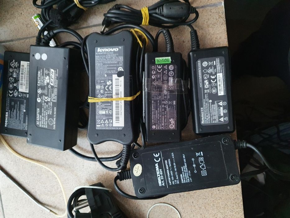 Vand diferite incarcatoare de laptop bune