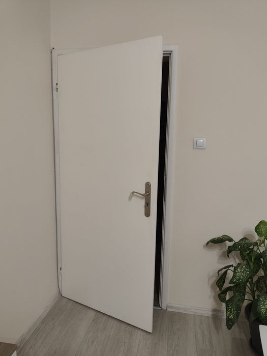 Продавам интериорни врати
