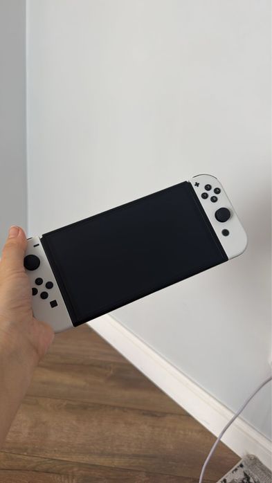Продаю игровую консоль Nintendo Switch OLED (белый)