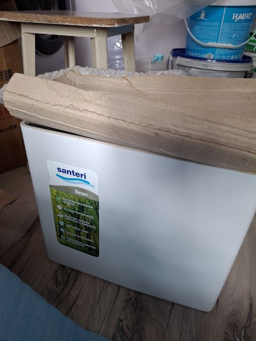 Унитаз с бачком.