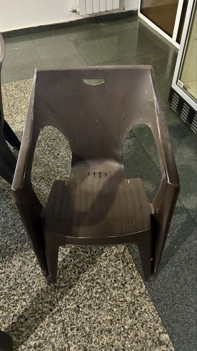 Градински комплект маса + 4 стола – 40 €