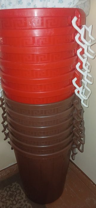 Пластмассовые ведёрки.