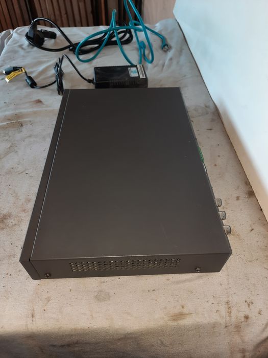 DVR устройство марка HIK VISION модел DS-7204HVI-S/M