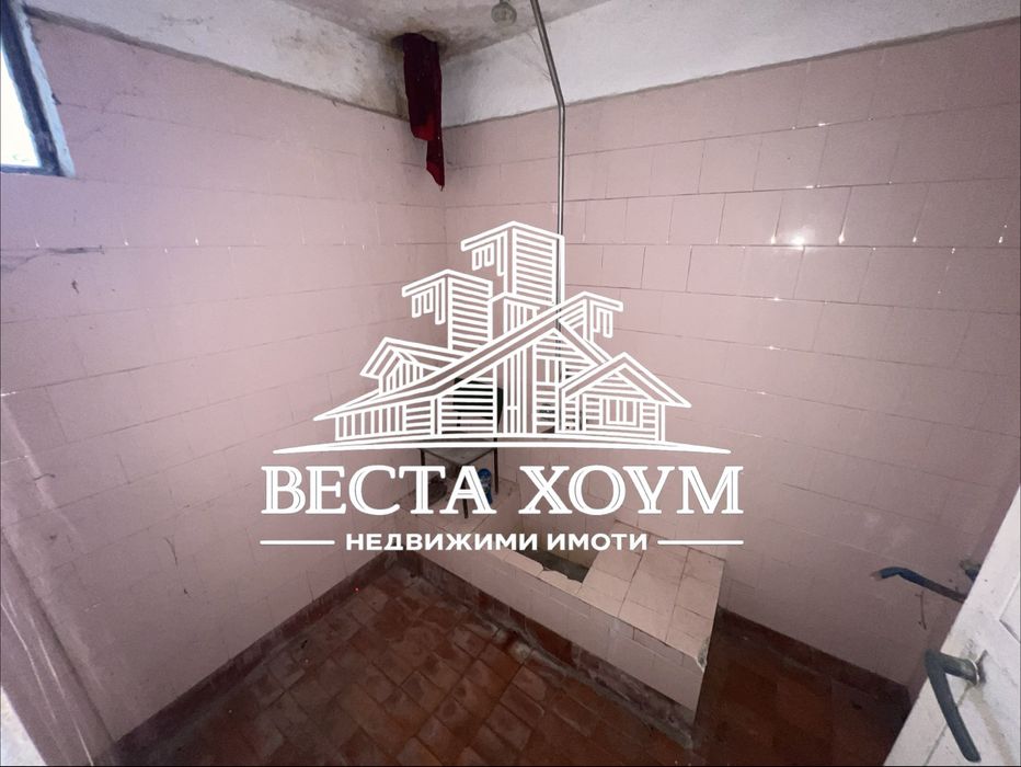 Двуетажна къща в гр. Крън
