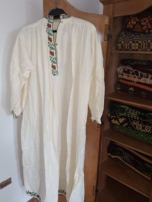 Vând cămăși vechi  din pânză cusute manual