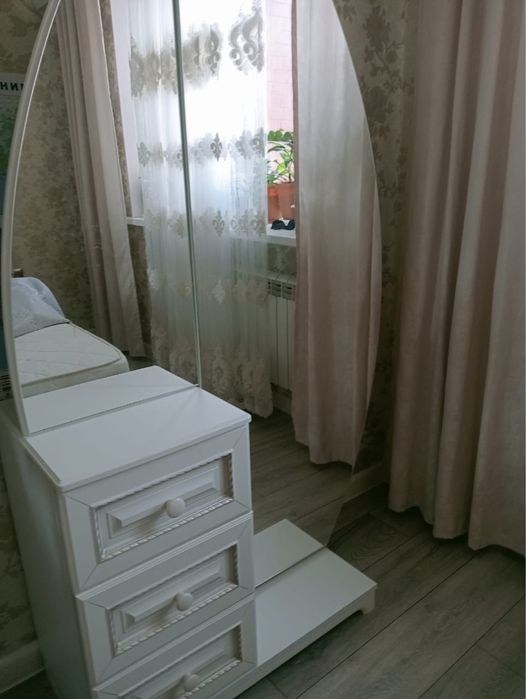 Зеркало с тумбой.