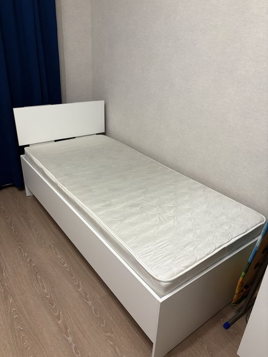 Кровать с матрасом