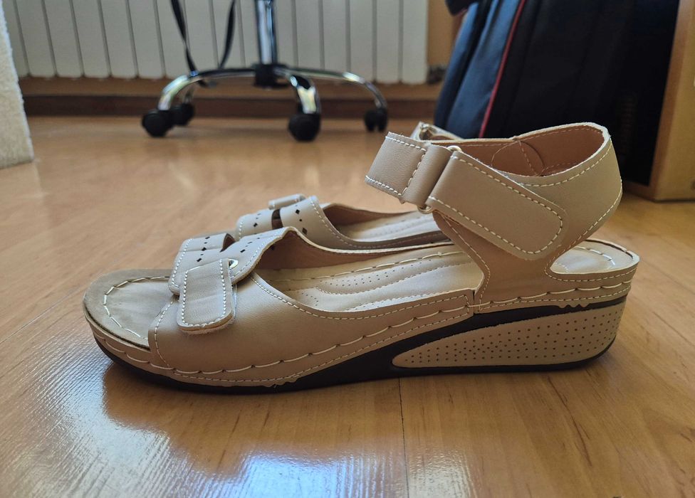 Продава сандали - нови