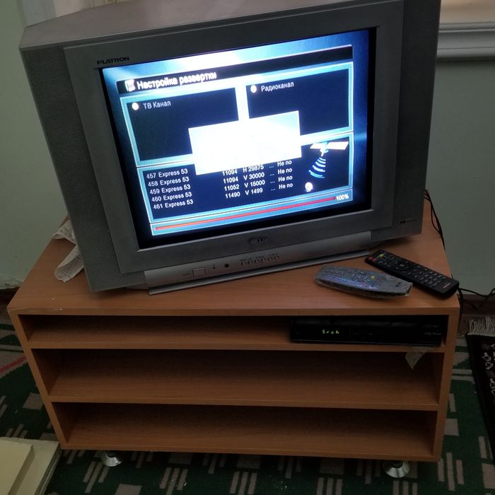 Продаётся телевизор тюнер и подставка