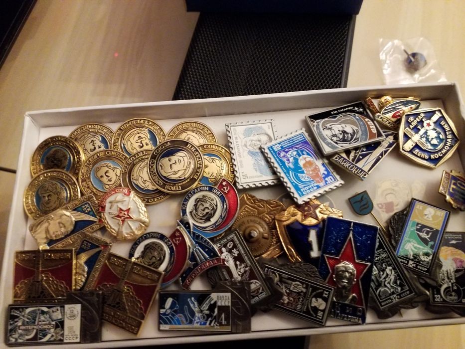 Продам значки на тему космоса