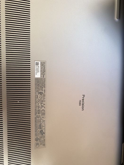 Продавам лаптоп Dell  чисто нов