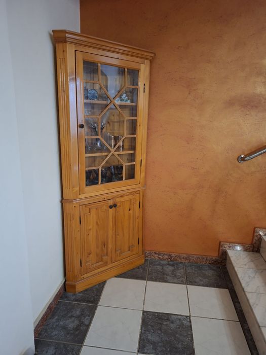 Vitrina din lemn masiv